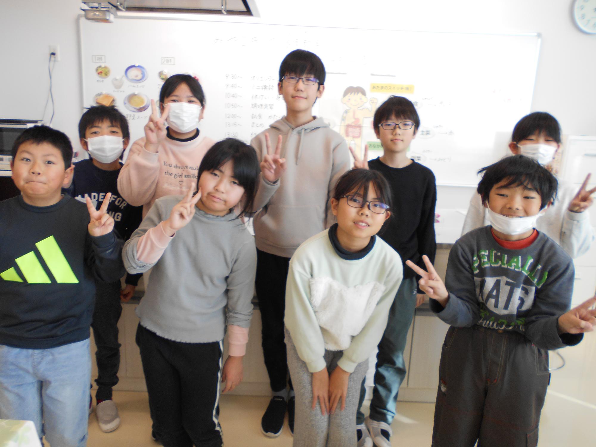 9人の子供が2列に並んでいる写真