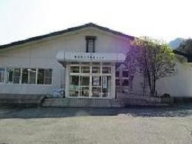 白を基調とした平屋づくりの川井保健センターの写真