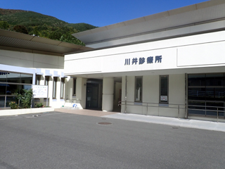白い外観の川井診療所・川井歯科診療所の写真