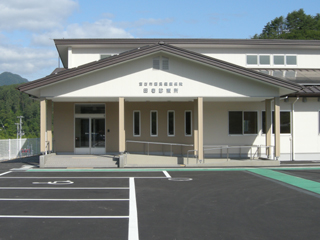入り口付近のスロープが設置され建物の前には広い駐車場がある田老診療所の写真
