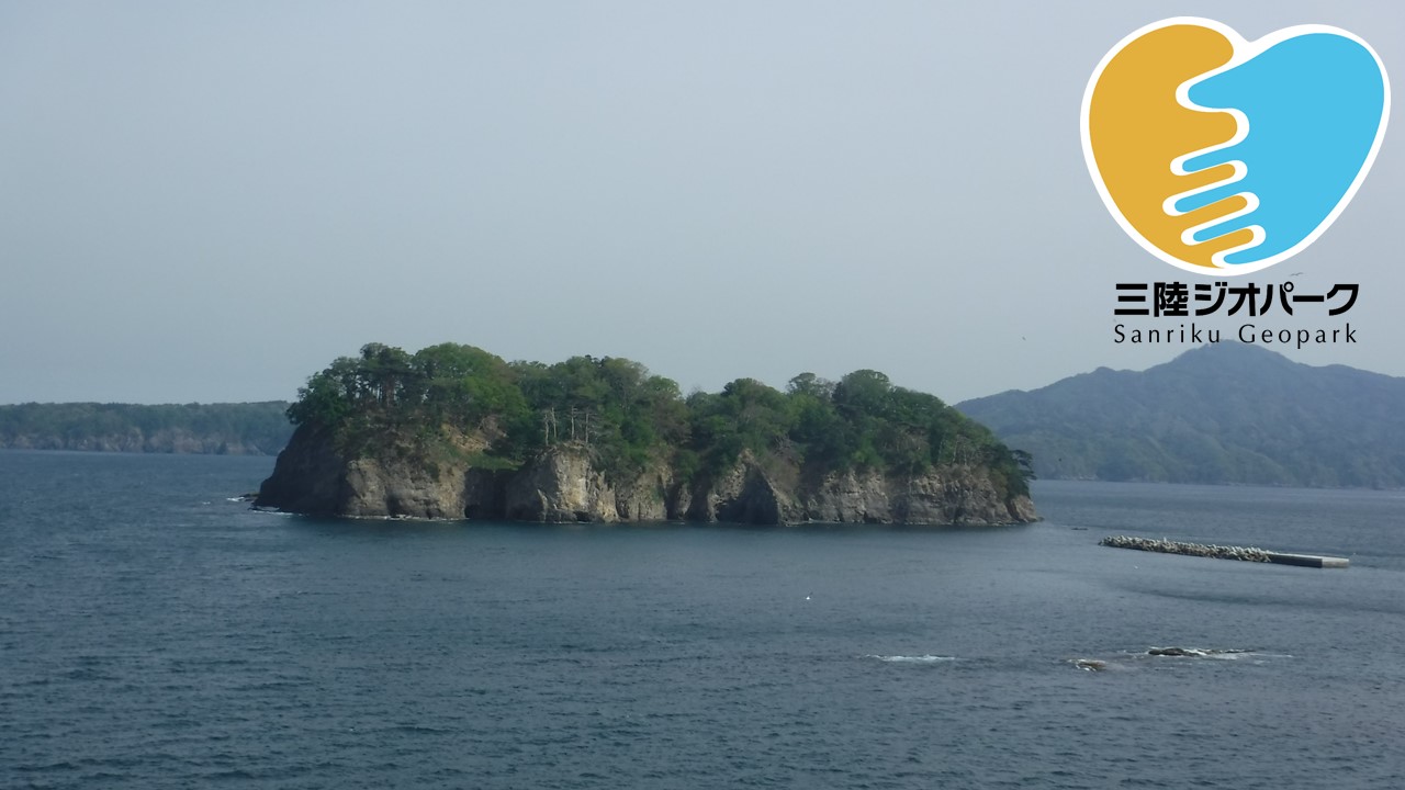 広い海の真ん中にぽっかり浮かんでいる日出島の写真