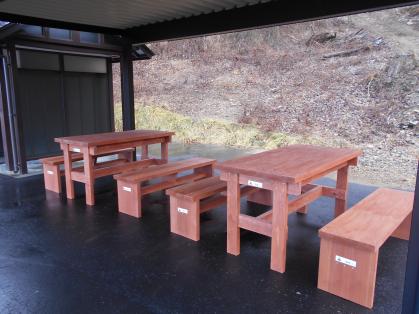 岩手県産材で作製したテーブルとベンチが設置された休憩所の写真
