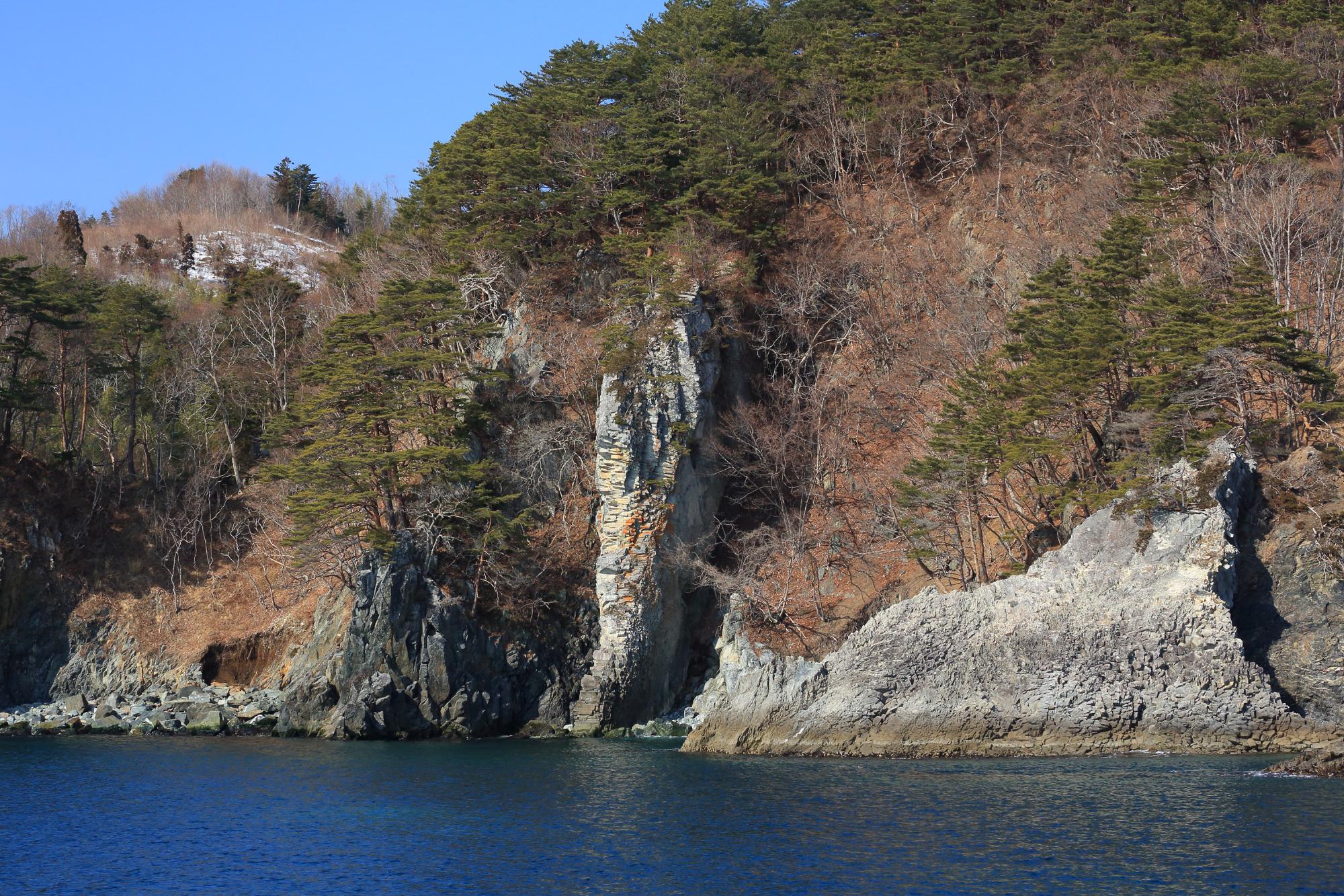 ローソク岩と接した原地山層を浄土ヶ浜の海側から撮影した写真