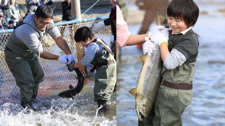 左：緑色のチェストハイウェーダーを着た大人と子供が鮭をつかみ取りをする写真、右：緑色のチェストハイウェーダーを着た男の子が大きな鮭を抱きかかえている写真