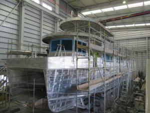 船の周りに足場が組み立てられている建造途中の宮古うみねこ丸の船の写真