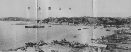 湾沿いに船が並んでいる宮古港の白黒写真