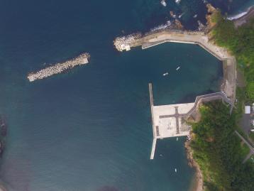 宿漁港を周辺の海や森を含めて上空から撮影した写真
