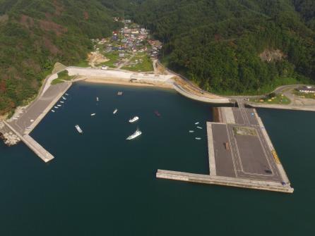 コンクリートで整備された白浜漁港を上空から写した写真