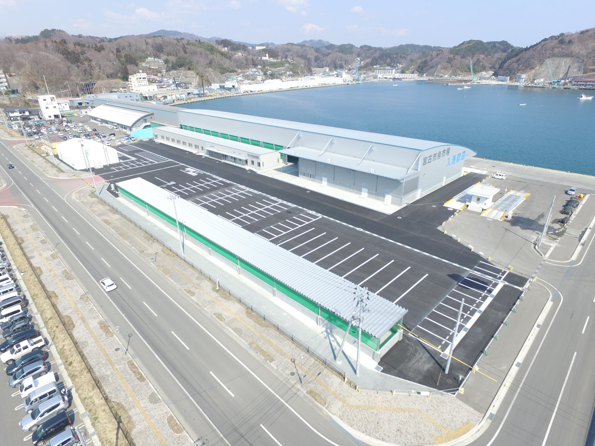 海に面した敷地の殆どを卸売場棟が占めている宮古市魚市場を上空から撮影した写真