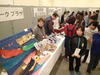 展示された作品を参加者が見ている写真