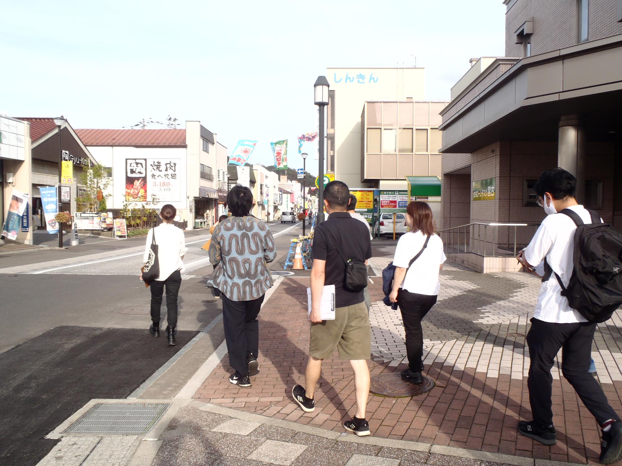 第1回ワークショップでまちを知るためにまちあるきする参加者