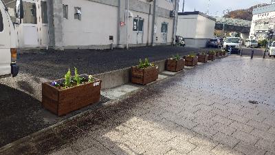 駅前広場に並ぶプランター
