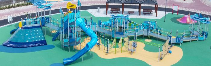 インクルーシブ遊具の全体を写したうみどり公園の写真