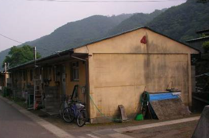 一戸建て住宅が隣り合わせで並んでいる松原団地住宅の写真