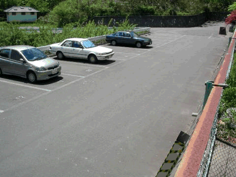 広々とした駐車スペースに数字が書かれた舘合住宅駐車場の写真