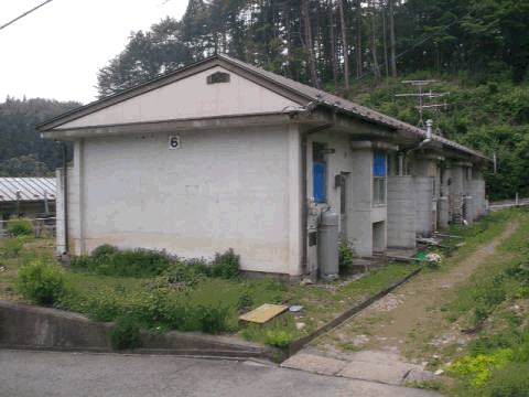 一戸建て住宅が隣り合わせで並んでいる新田平団地住宅の写真