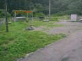 カラフルな遊具が設置された児童遊園の写真