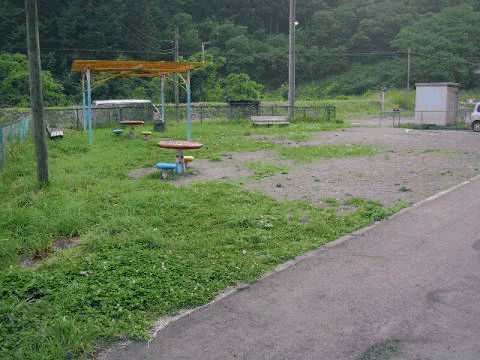カラフルな遊具が設置された児童遊園の写真