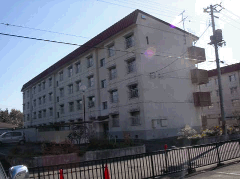 4階建て集合住宅の西ヶ丘団地1棟を右側から撮影した写真