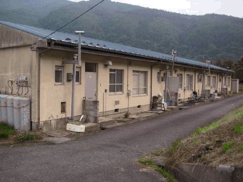 戸建て住宅が隣り合わせで並んでいる平屋建て桜木団地住宅の外観写真