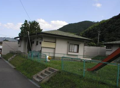 グレーの外観で平屋の刈屋団地住宅の外観写真