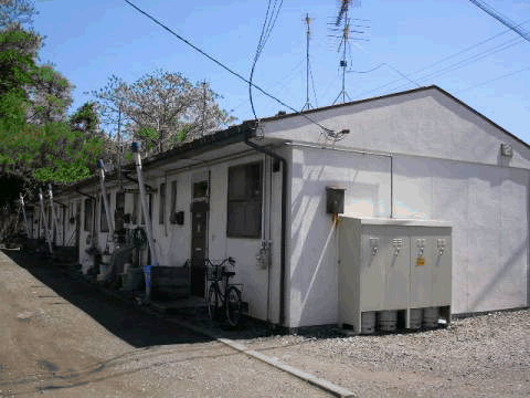一戸建て住宅が隣り合わせで並んでいる平屋建て津軽石住宅を玄関側から撮影した写真