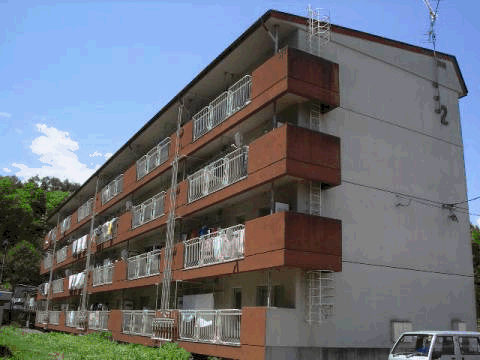 茶色とクリーム色の外壁の4階建て集合住宅（2棟）の外観写真