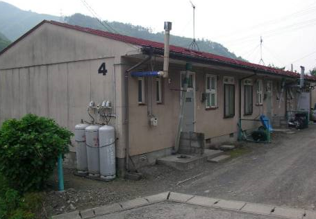 一戸建て住宅が隣り合わせで並んでいる平屋建て長屋住宅の外観写真
