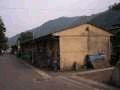 一戸建て住宅が隣り合わせで並んでいる松原団地住宅の写真