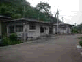 グレーの外壁の和美団地住宅が道路沿いに並んでいる写真