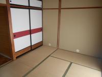 左側に押し入れが備え付けられた畳敷きの部屋の写真
