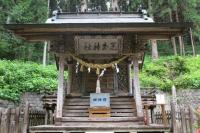 木の色などが色あせている本殿を正面から写した写真