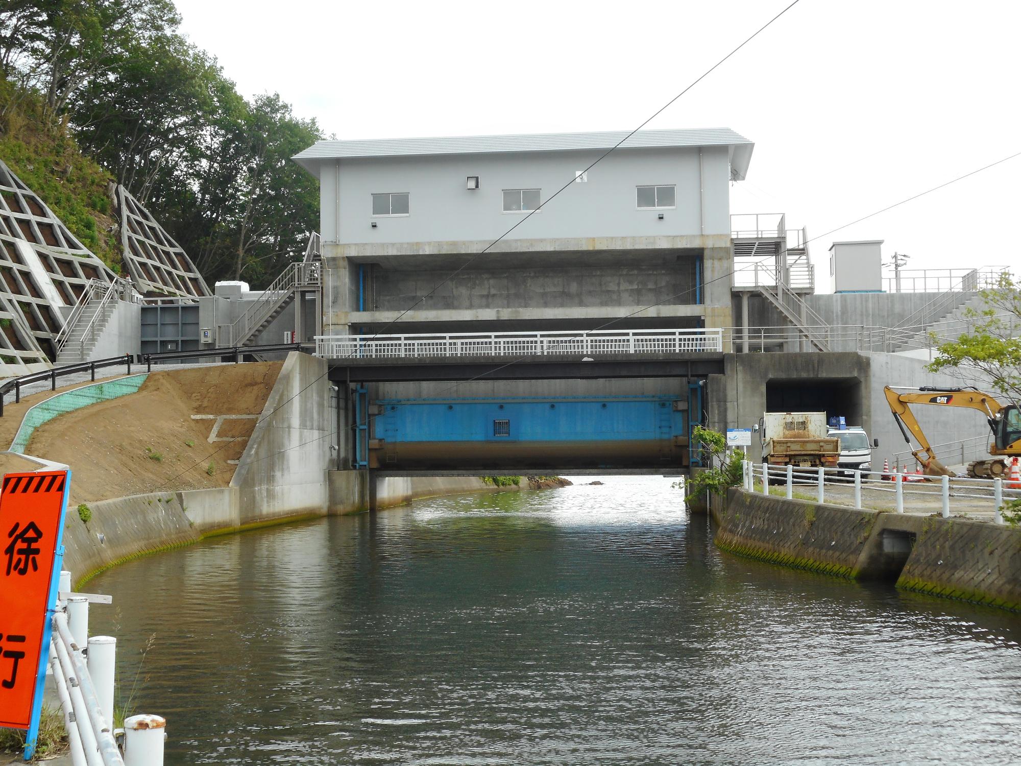 川の上にある水門を正面から写した写真