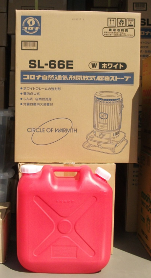 石油ストーブとポリ缶の写真