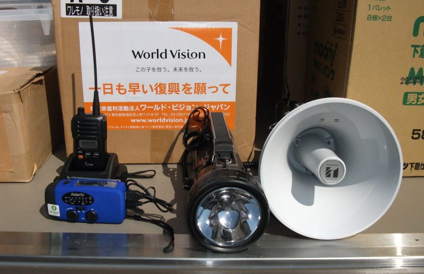 左からトランシーバー、懐中電灯、スピーカーの写真