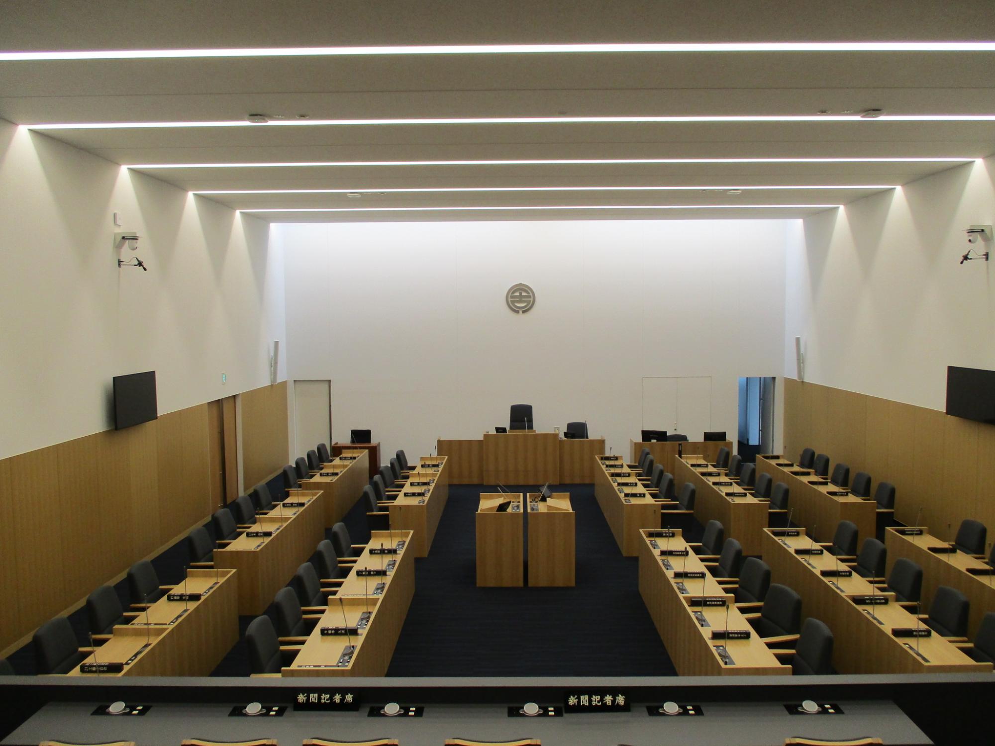 議長席などが設置されている議場を写した写真