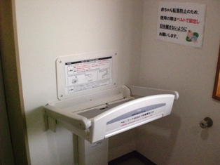 壁に設置されたオムツ替え用のベッドの写真