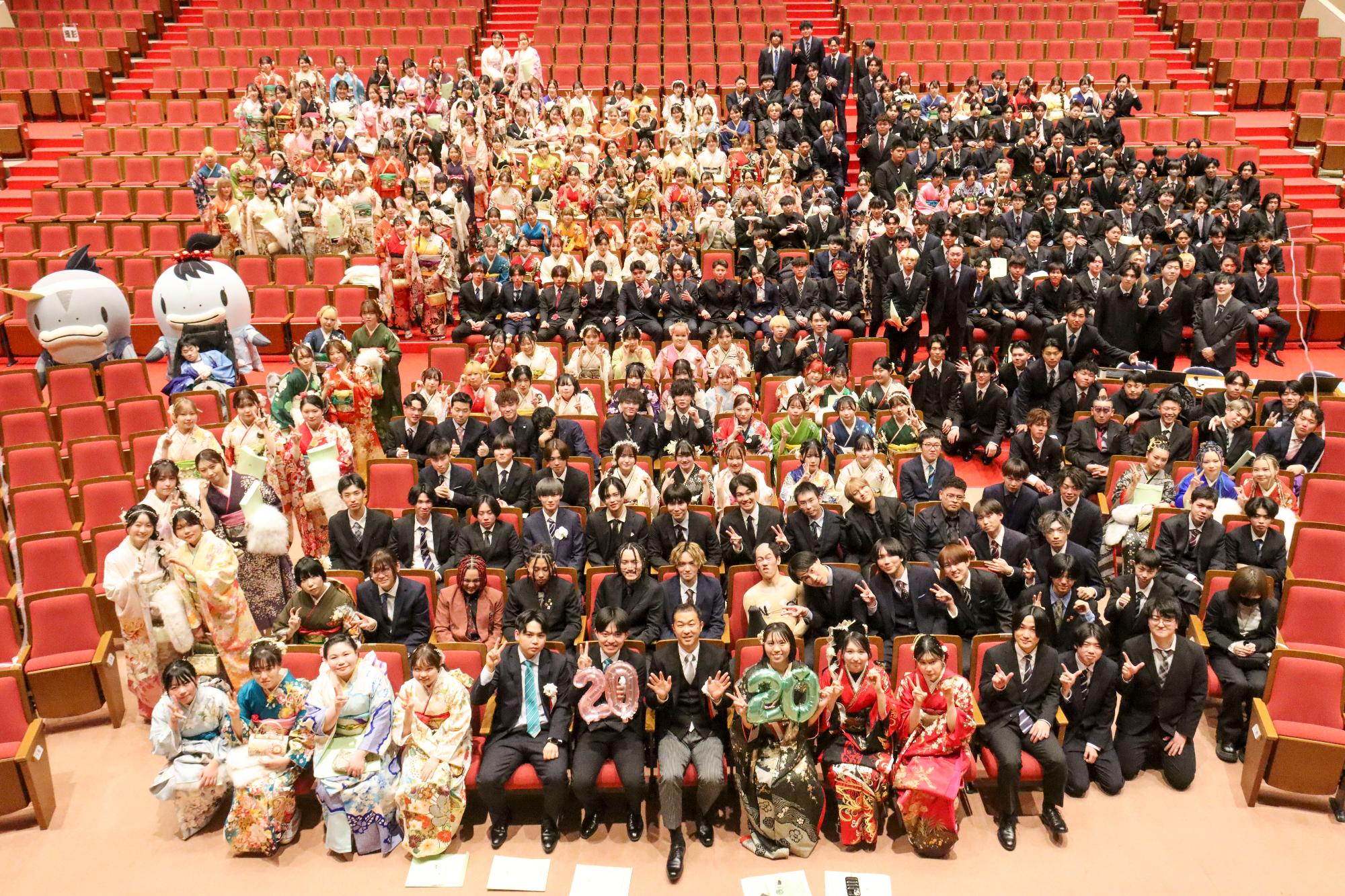 20歳のつどいに参加した男女が全員が映るように上から撮影した記念写真