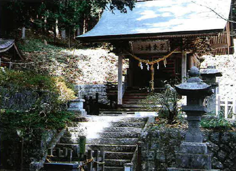黒森山の山中に右手に石灯篭があり中央の階段の上に設置されている黒森神社の写真