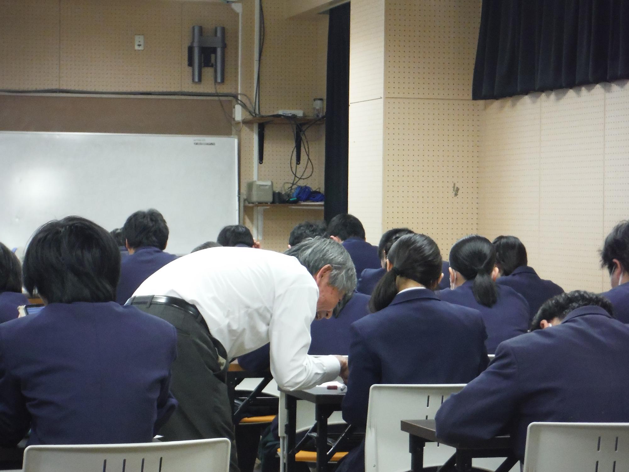 候補者の政策について、討論をしている写真