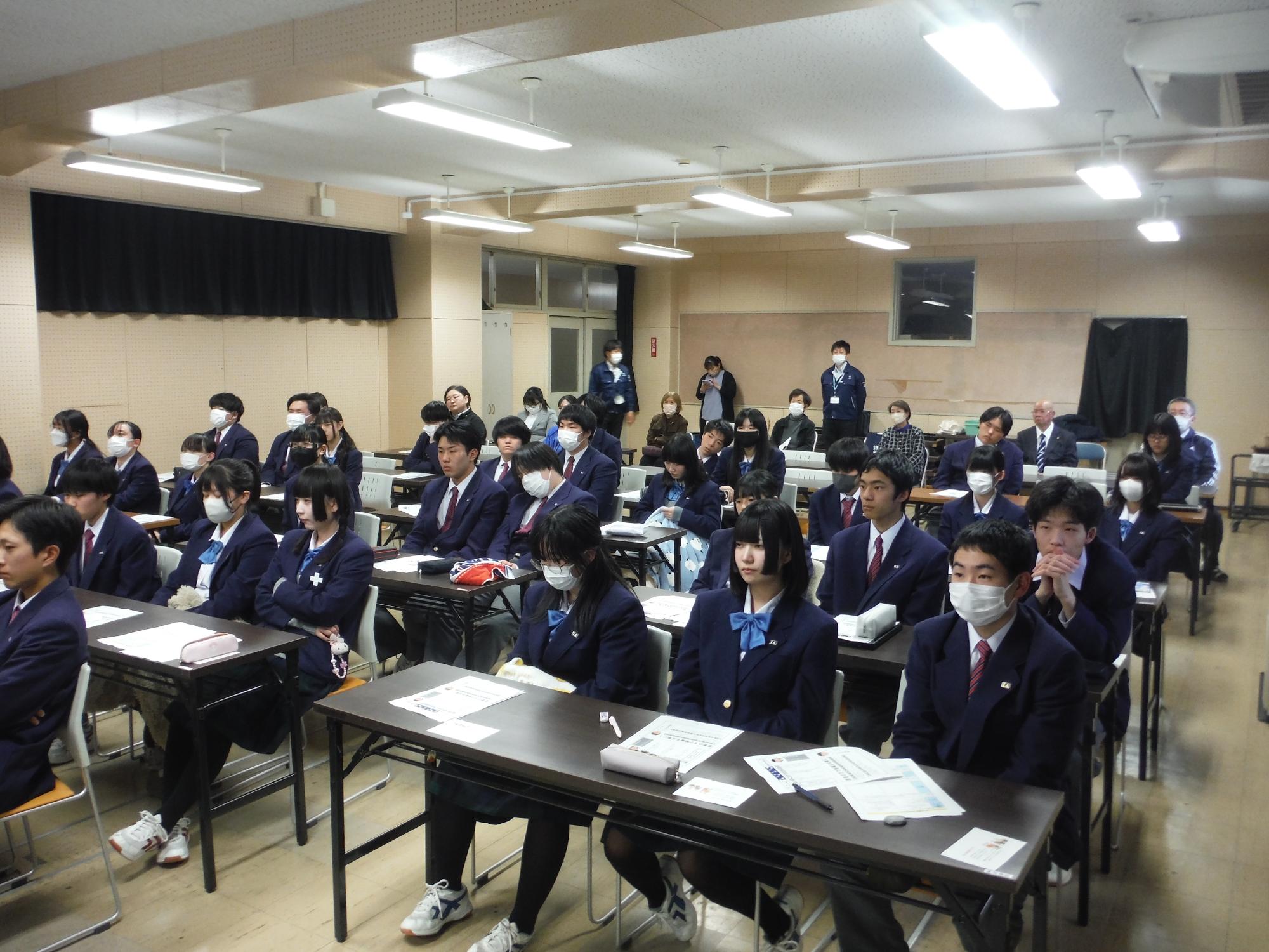 候補者の政策について、意見を発表している写真