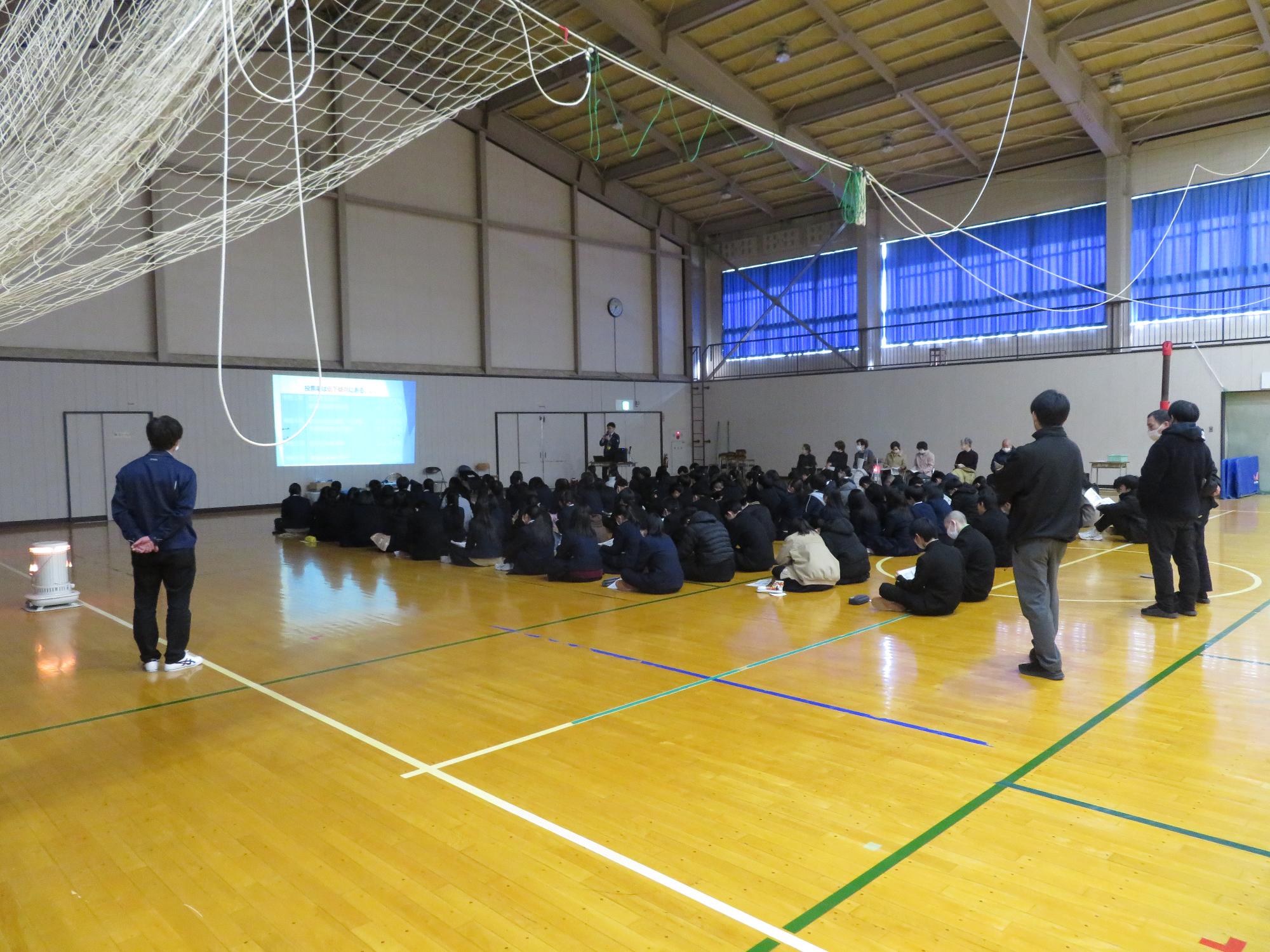 講義を受ける高校生たちの写真