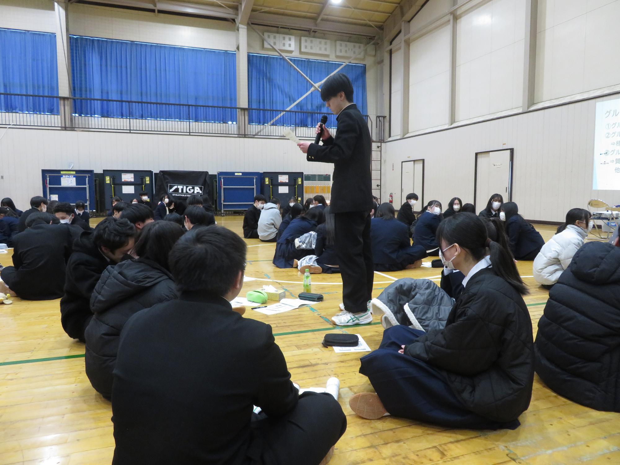 意見を発表する高校生