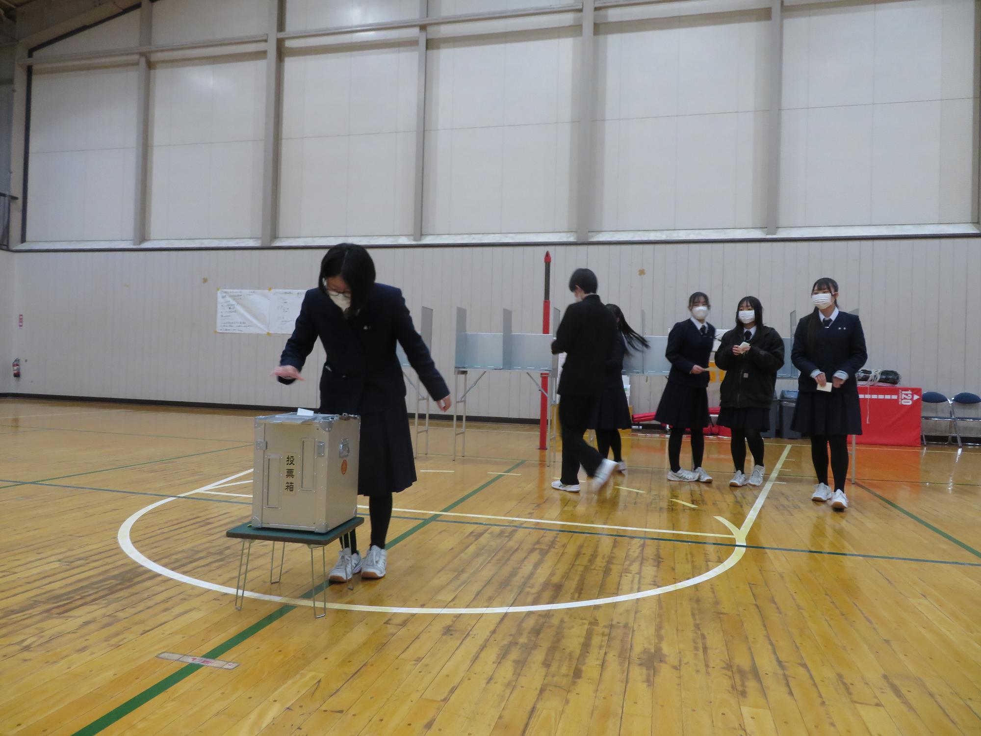 投票する高校生たち