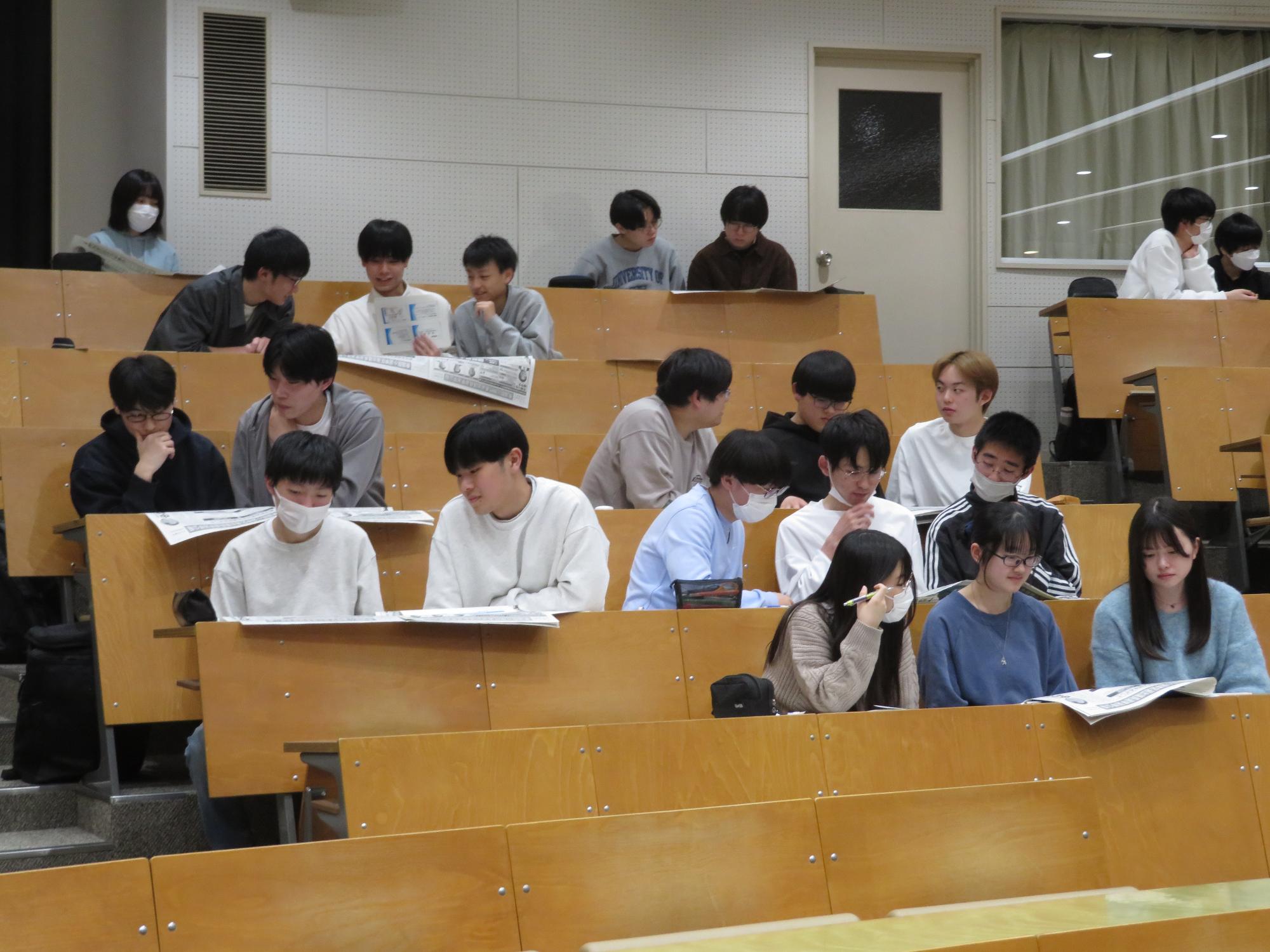 選挙人を記載台に案内する高校生スタッフ