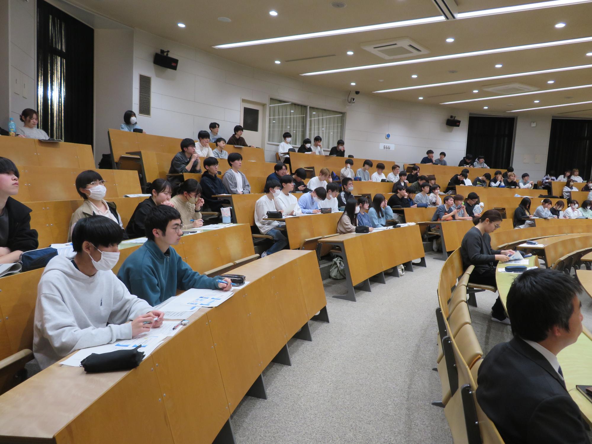 講義を受ける高校生たち