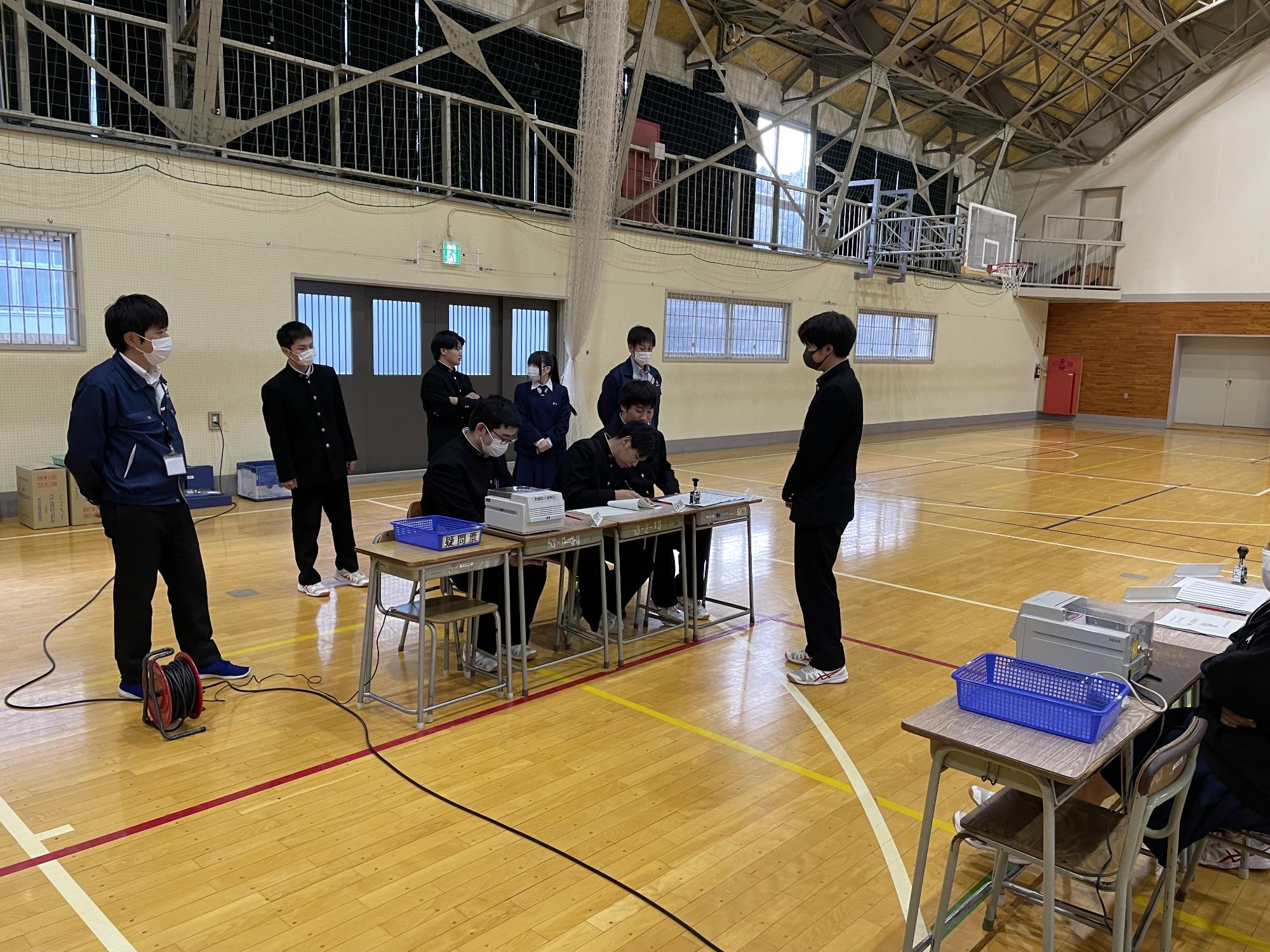 高校生スタッフが選挙人名簿の確認をしている写真