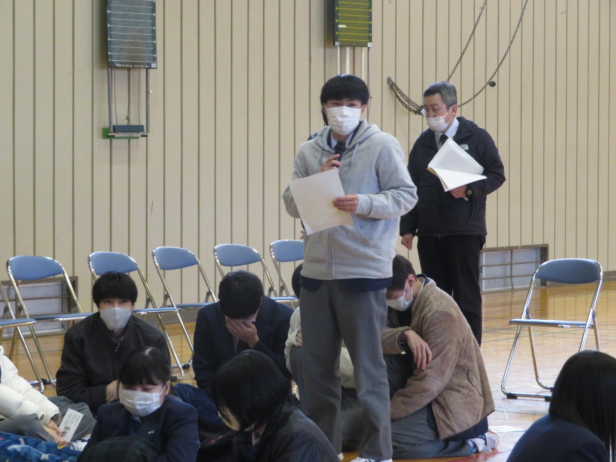 候補者の政策について、意見を発表している写真