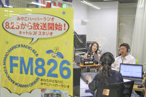 3人のラジオパーソナリティーが話している写真