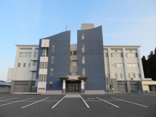 白とグレーを基調とした外壁で4階建ての宮古市地域創生センターうみマチひろばの写真